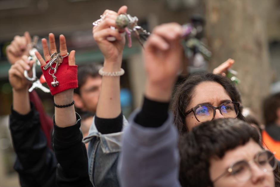 Imagen de archivo de un grupo de activistas intentando parar un desahucio en Madrid