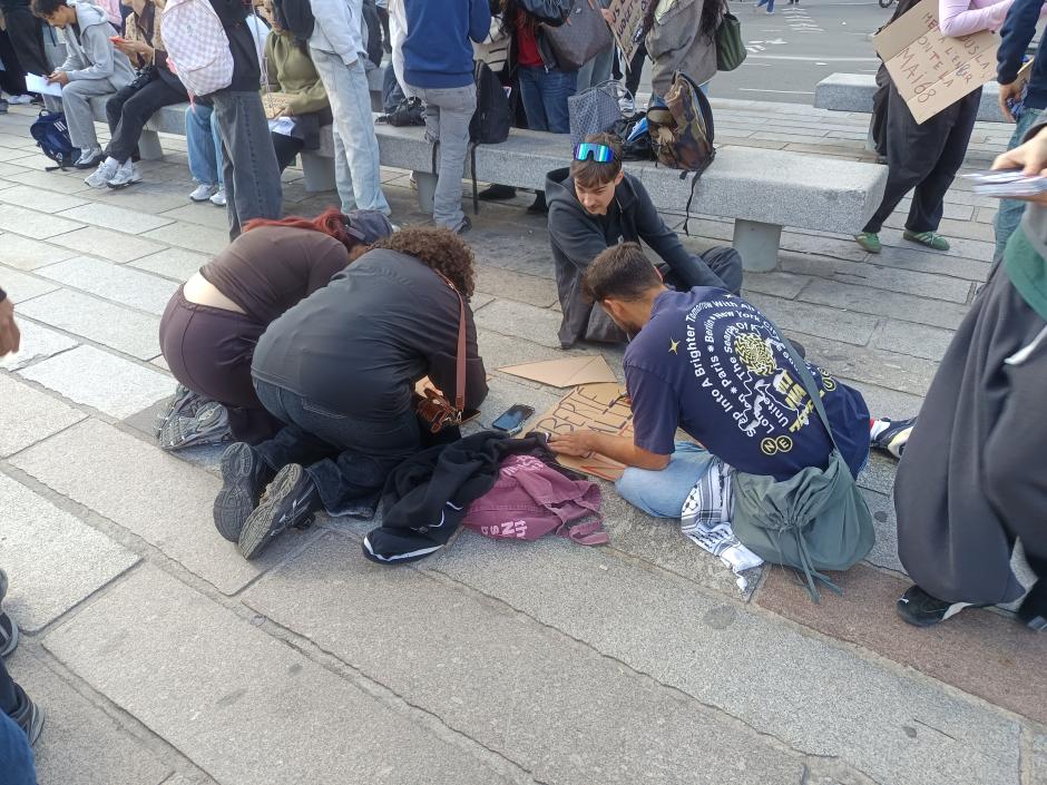 Unos jóvenes preparan pancartas