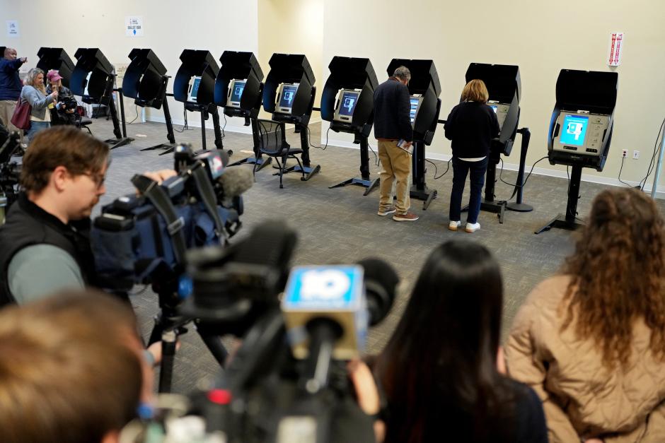 Ciudadanos de Ohio emiten su voto anticipado en las elecciones de mitad de mandato en 2026