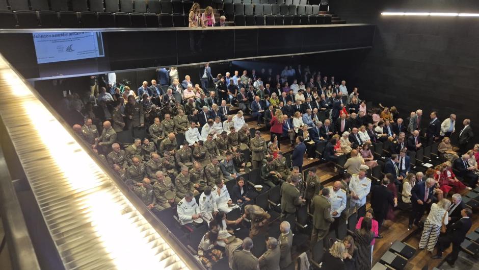 Imagen del auditorio de Granada que acogió la conferencia del Jefe de Estado Mayor del Ejército sobre Álvaro de Bazán
