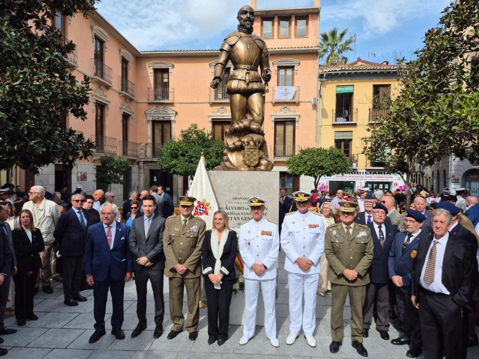 Los Jefes de Estado Mayor del Ejército, Amador Enseñat y Berea, y de la Armada, Antonio Piñeiro Sánchez, durante la inauguración de un monumento dedicado a Álvaro de Bazán en la Plaza de San Agustín (Granada)