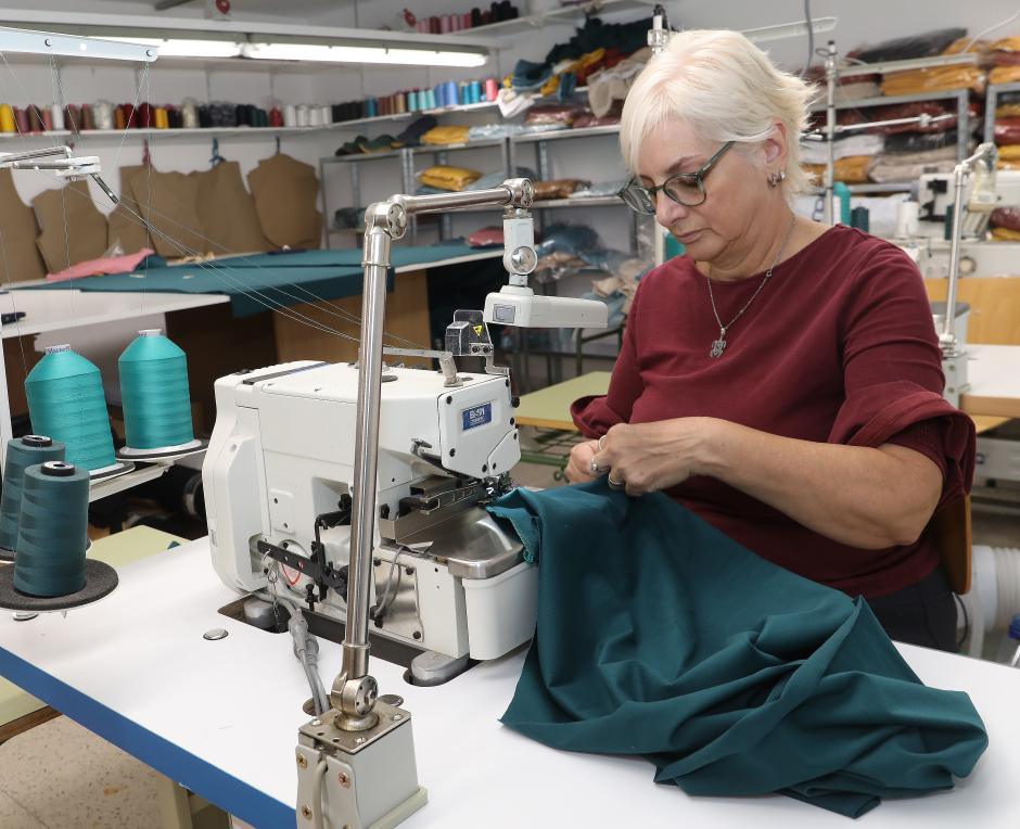 Mujer trabando en la firma de moda Almazu