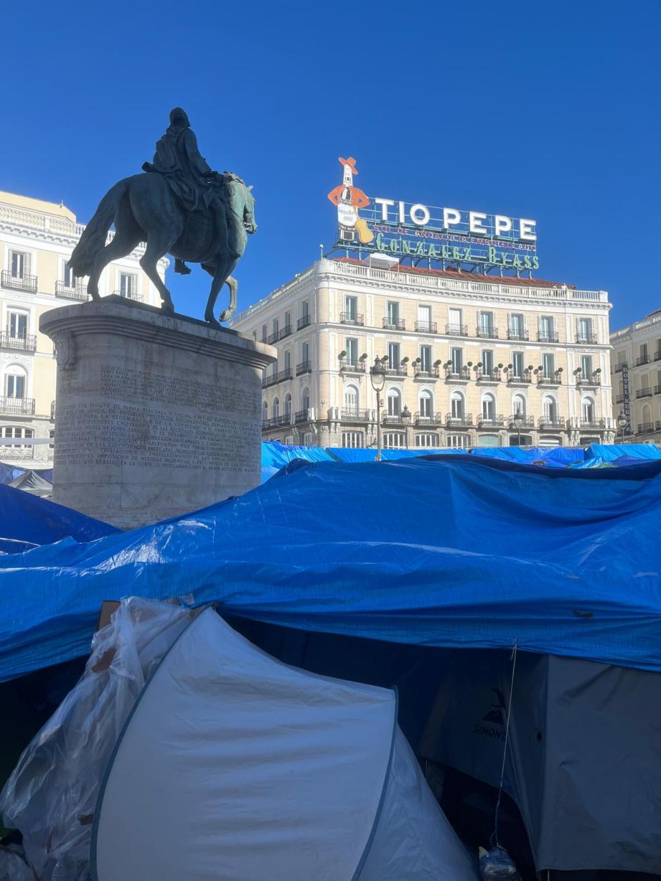 La estatua ecuestre de Carlos III entre tiendas de campaña