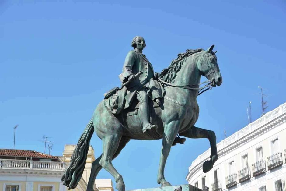 La estatua de bronce en homenaje a Carlos III