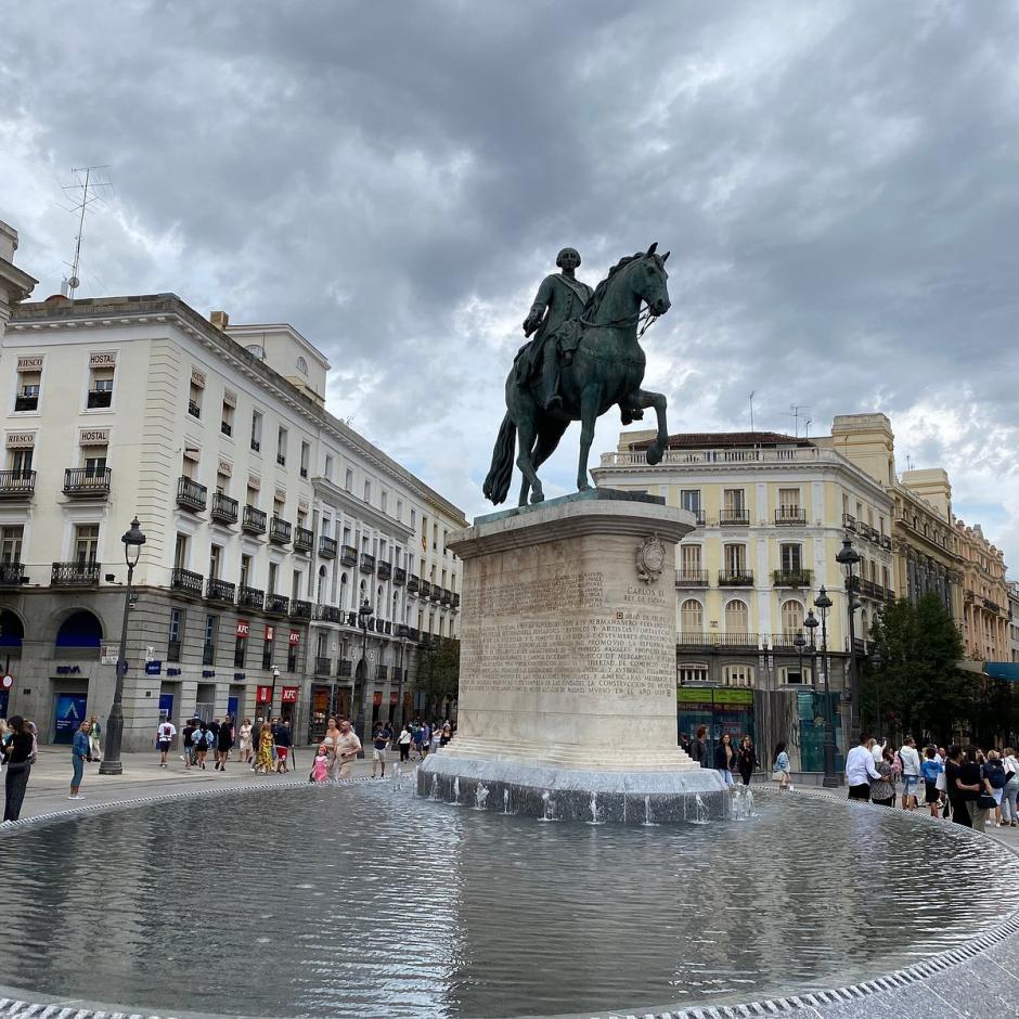 Estatua elaborada en bronce junto a la Casa de Correos