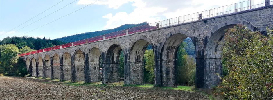 Viaducto de Gulina, histórica infraestructura de piedra del antiguo Ferrocarril del Plazaola,