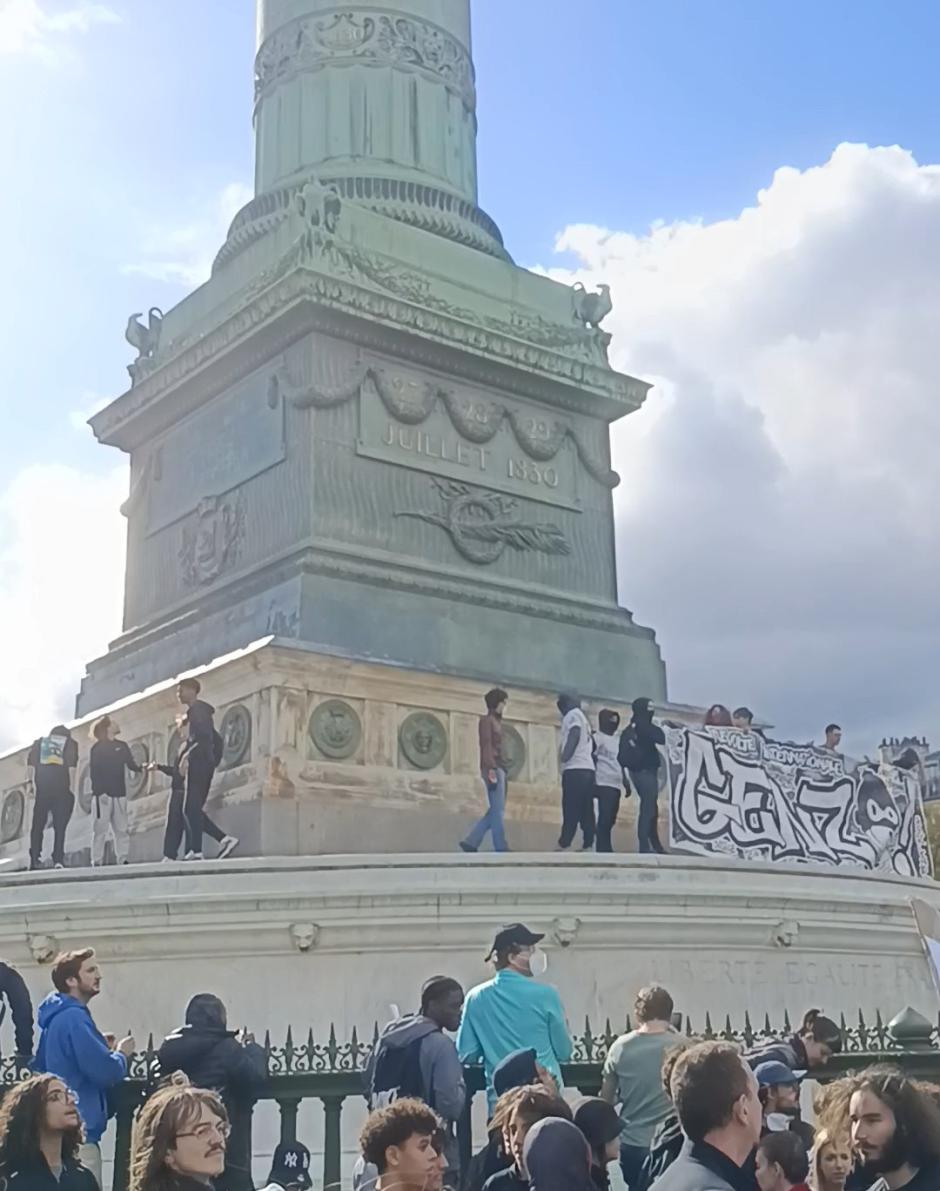 Imagen de la columna que preside la plaza de la Bastilla de París en el momento de ser asaltada