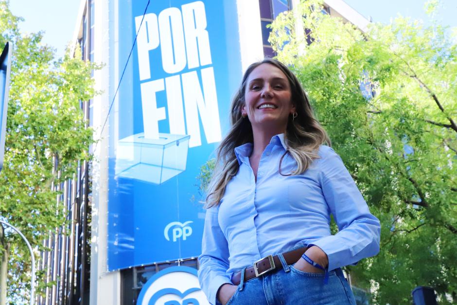 Alma Ezcurra a las puertas de la sede del PP
