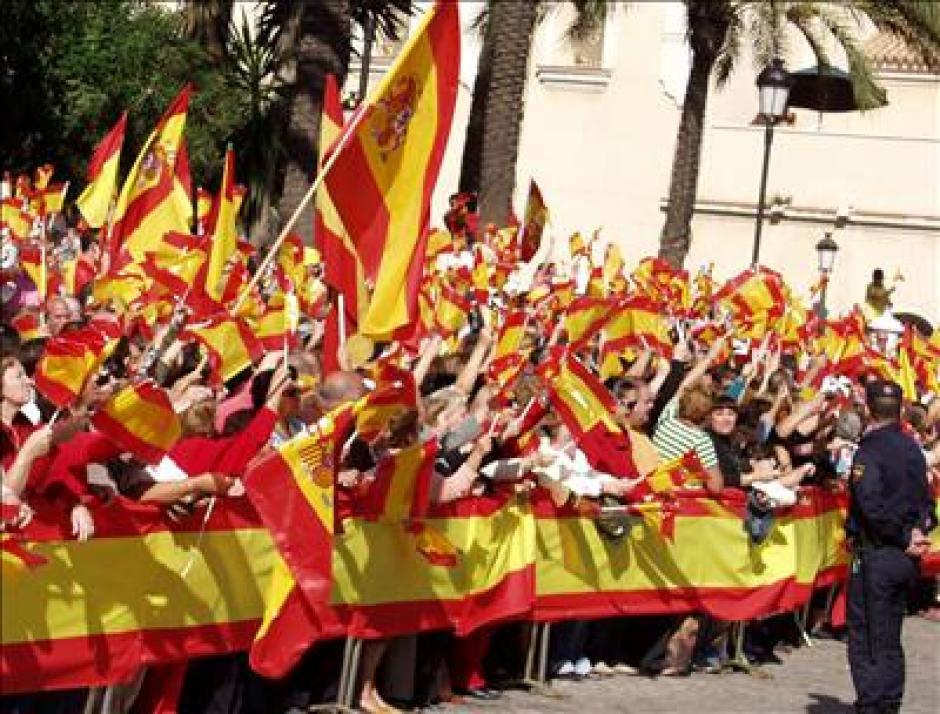 Los ceutíes inundaron las calles con banderas de España durante la visita de los Reyes Juan Carlos y Sofía en 2007