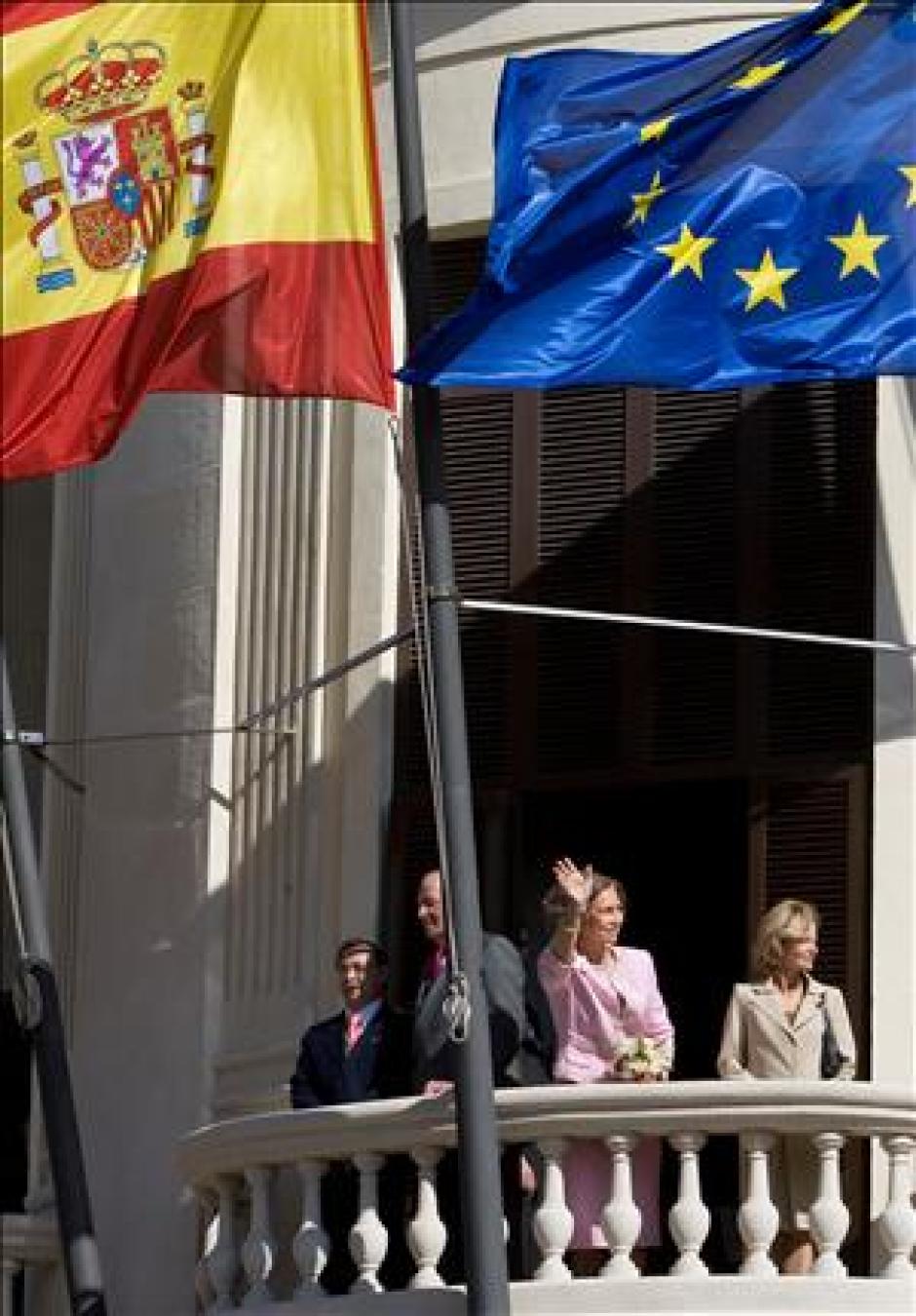 Don Juan Carlos y Doña Sofía saludan desde el balcón del Palacio de la Asamblea de Ceuta