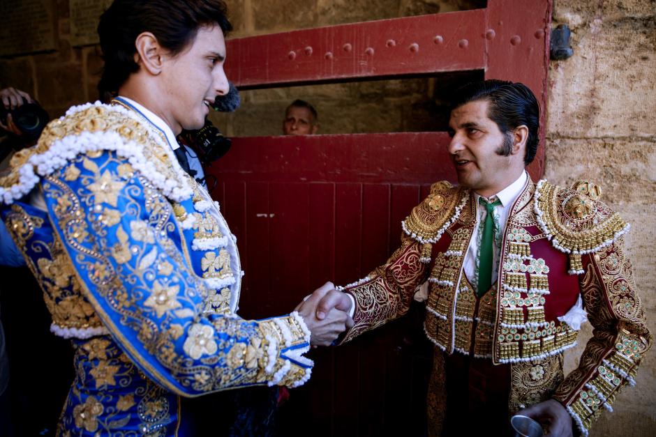 Roca Rey y Morante se saludan en el callejón de la plaza de toros de Valencia.