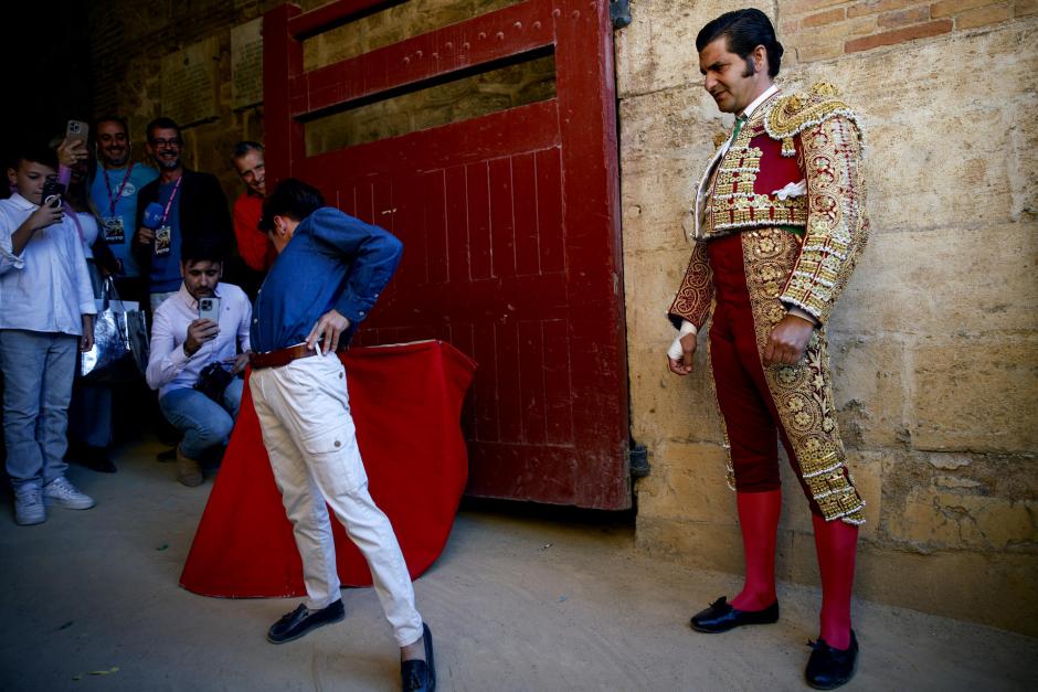 Morante observa el pase de un joven aficionado poco antes del comienzo de la corrida por el Día de la Comunidad Valenciana.