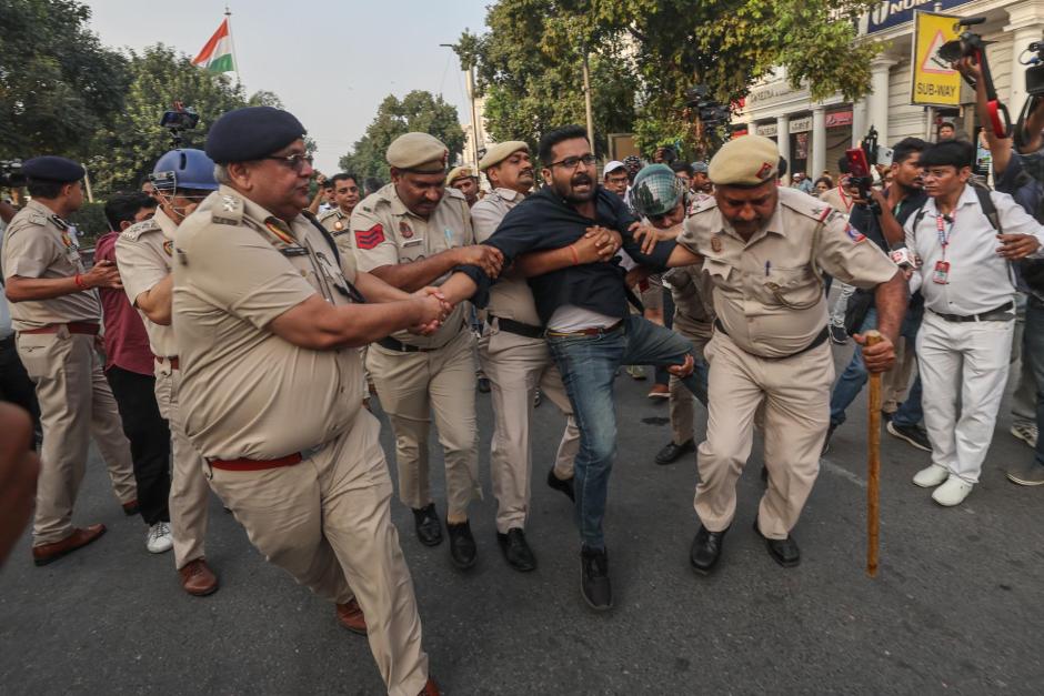 La Policía india detiene a simpatizantes del Partido Janata de la Cucaracha (CJP)