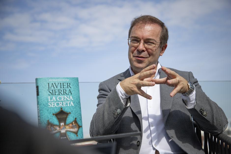 El autor habló de 'La cena secreta' con El Debate