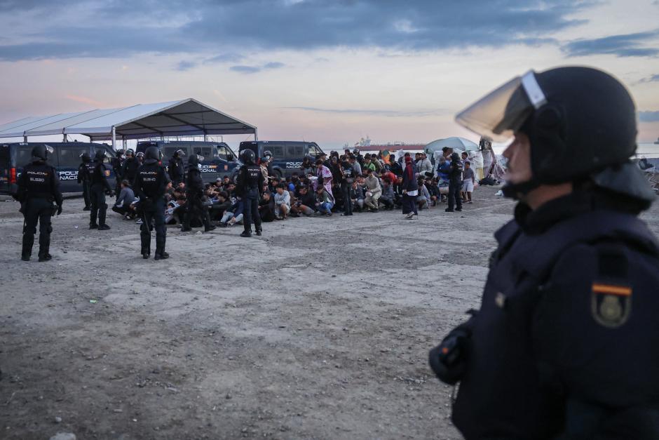 La Policía Nacional desaloja a cientos de inmigrantes del Guano (Ceuta)