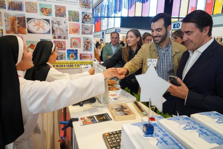 La portavoz del PP en el Congreso y portavoz de campaña electoral del 29N, Ester Muñoz, visita la Feria de Productos de León