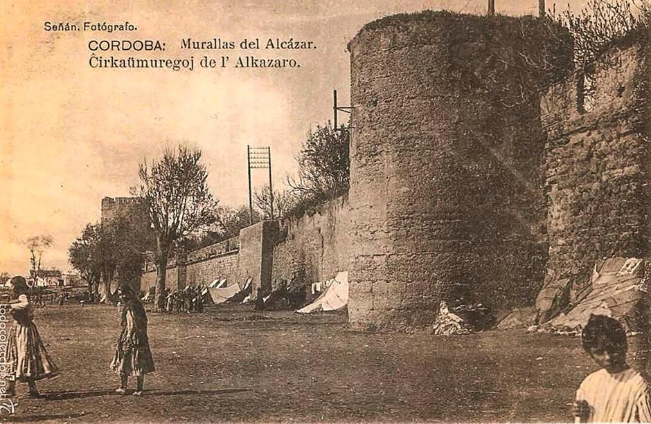 Chabolas en Córdoba a principios del siglo XX junto a la muralla del Alcázar