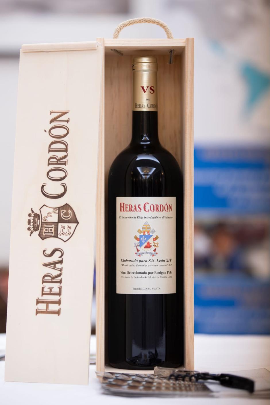 La botella es un vino tinto Heras Cordón Vendimia Seleccionada Crianza de Bodegas Heras Cordón (Rioja, España), elaborado en una edición especial y exclusiva para el Vaticano