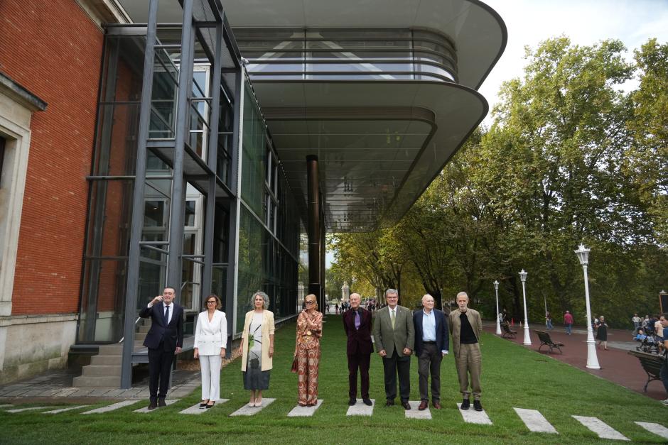Norman Foster junto a la ampliación del museo
