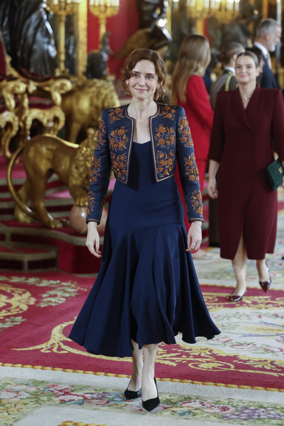 Ayuso en el Palacio Real con su look para el 12-O