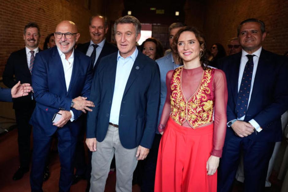 Luis de la Fuente, Feijóo y Ayuso en la plaza de toros de Las Ventas