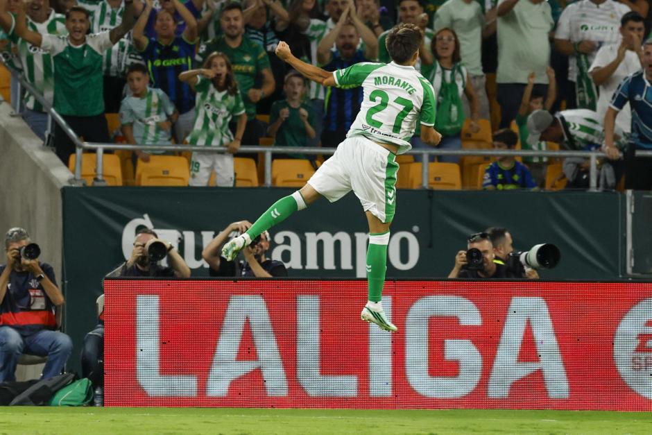 El delantero del Betis José Antonio celebra un gol durante el partido de LaLiga de fútbol que Real Betis y CA Osasuna disputan este domingo en el estadio de La Cartuja, en Sevilla. EFE/Julio Muñoz