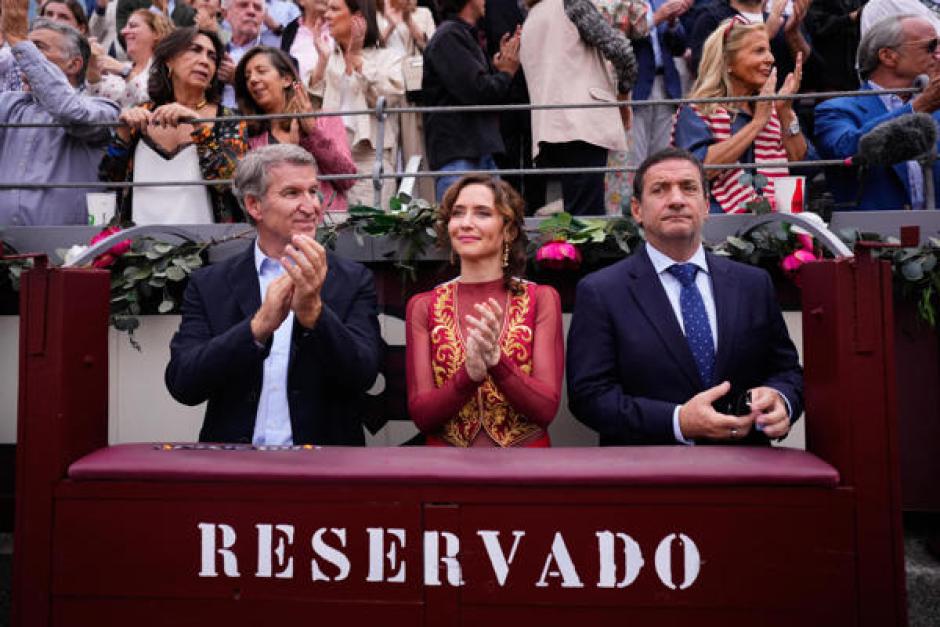 Alberto Núñez Feijóo e Isabel Díaz Ayuso, en el callejón de Las Ventas