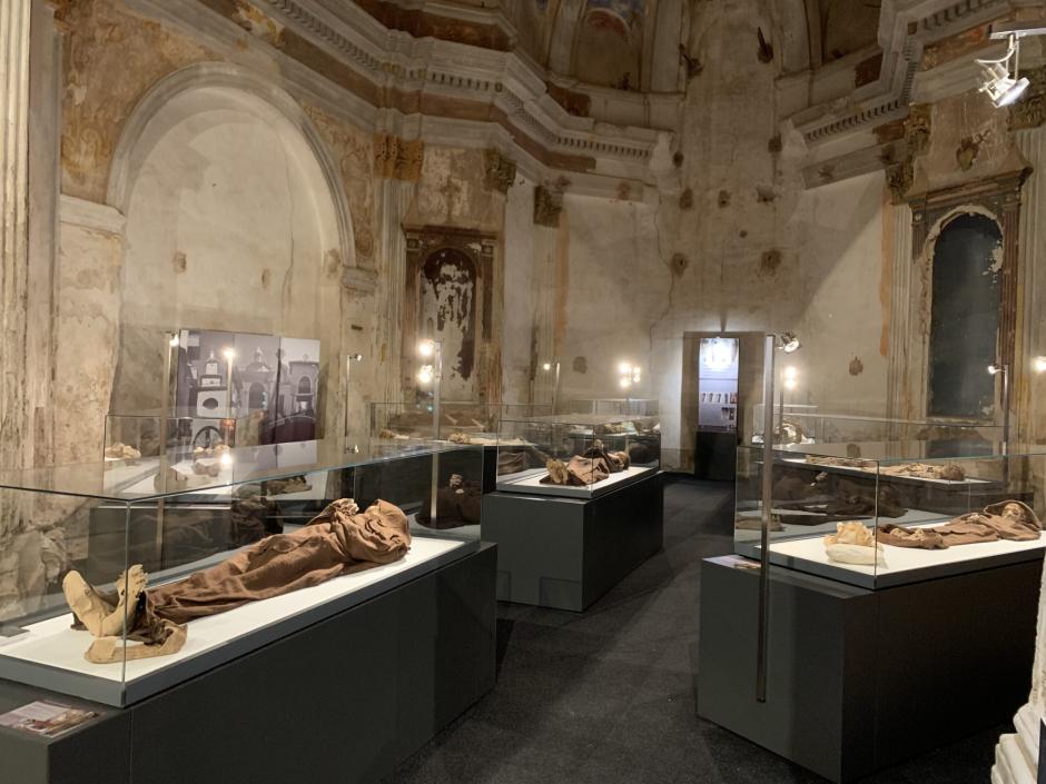 La colección se exhibe en una antigua iglesia-fortaleza conocida como El Piquete