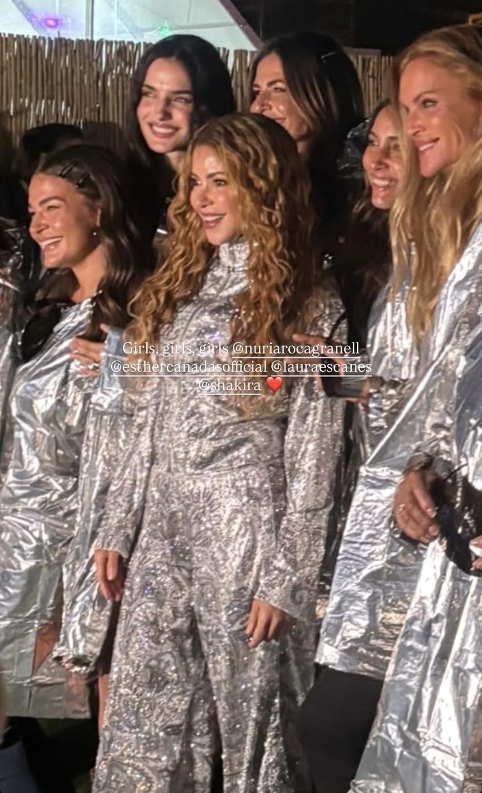 Shakira con Laura Escanes, Nuria Roca, Blanca Padilla y Esther Cañadas