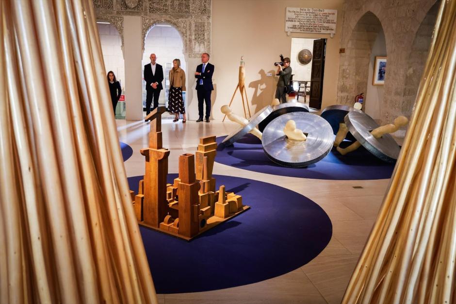 Presentación de la exposición 'Huellas del Tiempo' que se puede ver en la sala Valentín Palencia de la Catedral de Burgos y en el Arco de Santa María y que reúne unas 70 piezas de la colección de Abanca
