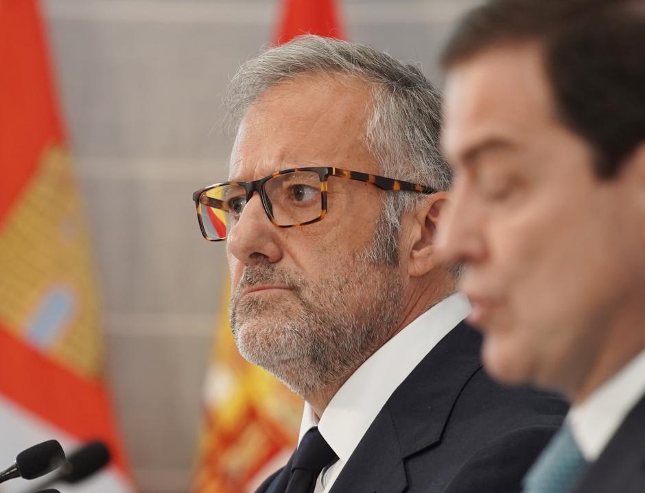 El vicepresidente primero y consejero de Desregulación, Familia y Ayudas Sociales, Carlos Pollán, junto a Mañueco, este martes
