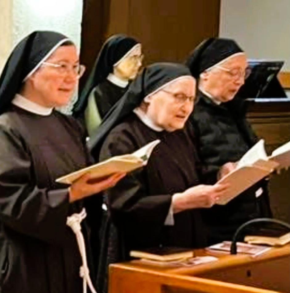 Sor Celina, en el centro, con otras hermanas de su comunidad