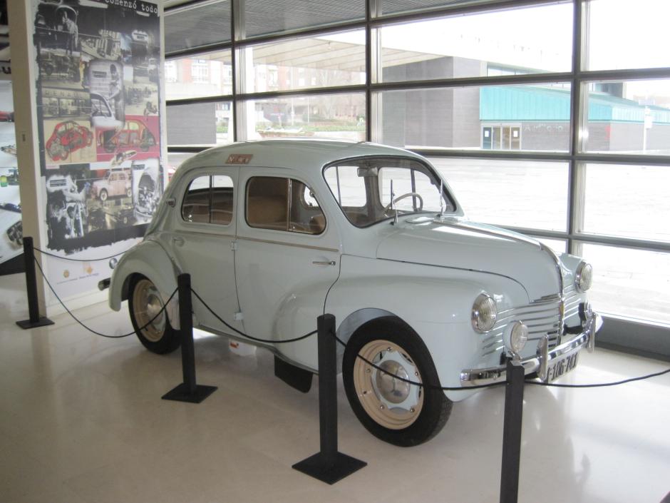 El primer ejemplar del Renault 4CV fabricado por FASA-Renault en la factoría de Valladolid. La fábrica abrió en 1951 y produjo un gran crecimiento industrial