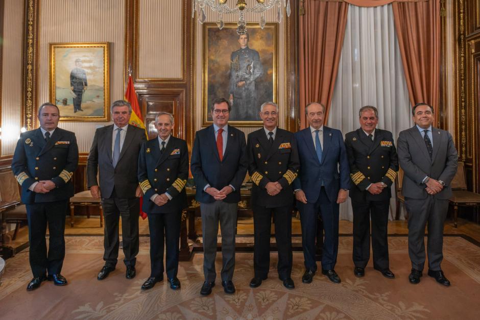 El AJEMA Antonio Piñeiro y el presidente de la CEOE, Antonio Garamendi, presiden la foto de familia tras la firma del protocolo relativo a nuevas tecnologías y al I+D+i