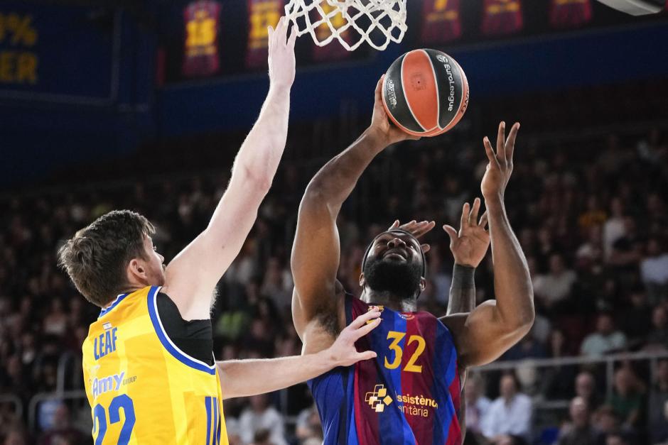 T.J Leaf (i), del Maccabi, y Josh Nebo (d), del Barça