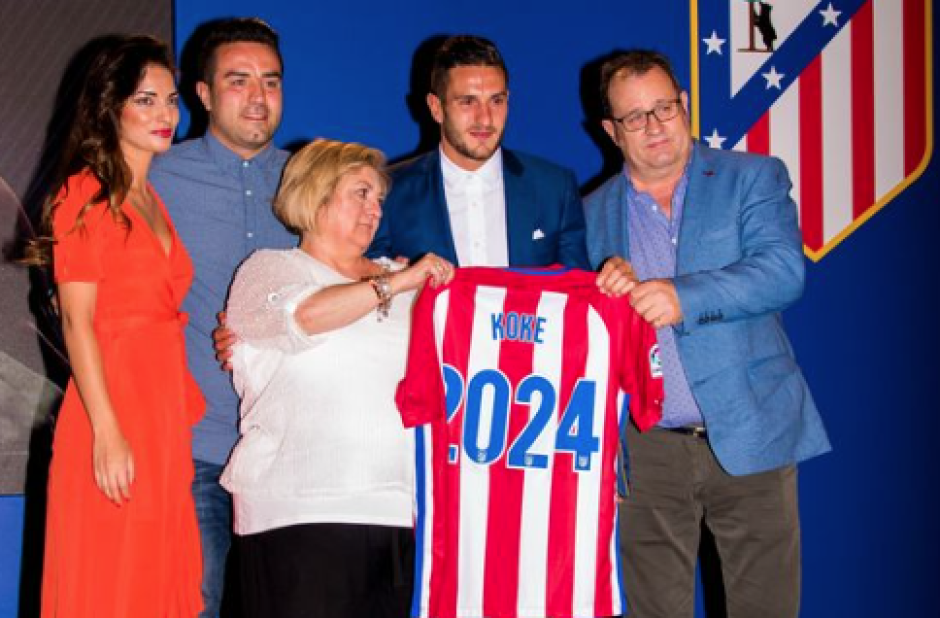 Koke con sus padres, su hermano Borja y su mujer, Beatriz Espejel en el año 2017