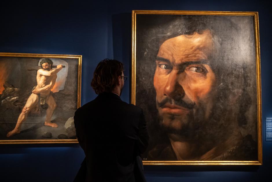 Un visitante observa la obra «Cabeza Colosal» del artista español Francisco de Zurbarán durante la exposición «Zurbarán 1598-1664» en el Museo del Louvre de París, Francia, el 6 de octubre de 2026. La exposición estará abierta del 7 de octubre de 2026 al 25 de enero de 2027. EFE/CHRISTOPHE PETIT TESSON