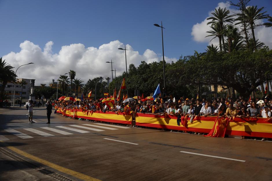 Cientos de personas esperan la llegada de los Reyes en Melilla