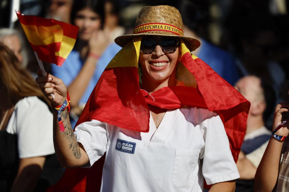 Cientos de personas esperan la llegada de los Reyes en Melilla