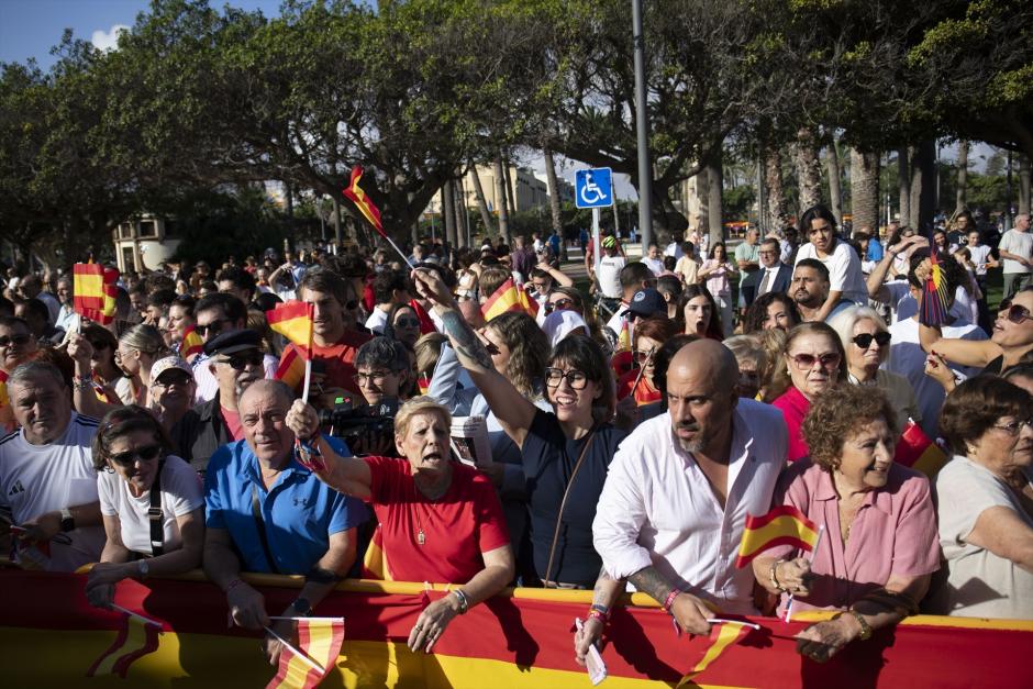 Numerosas personas con banderas de España antes de la visita de los Reyes Felipe VI y Doña Letizia a la Asamblea de Melilla