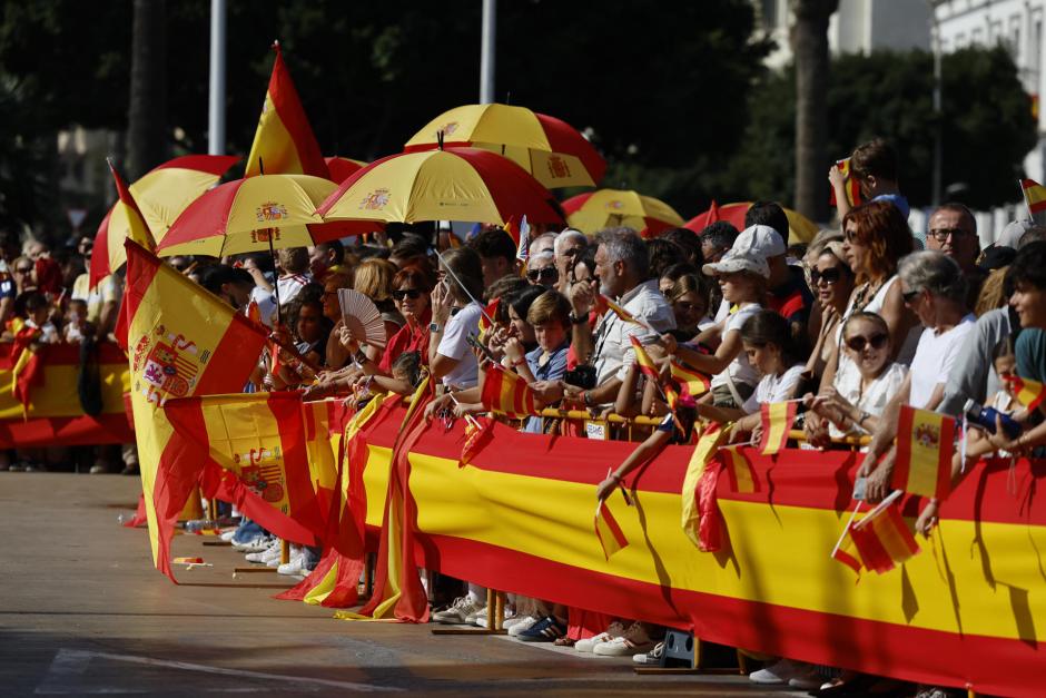 Numerosas personas con banderas de España antes de la visita de los Reyes Felipe VI y Doña Letizia a la Asamblea de Melilla