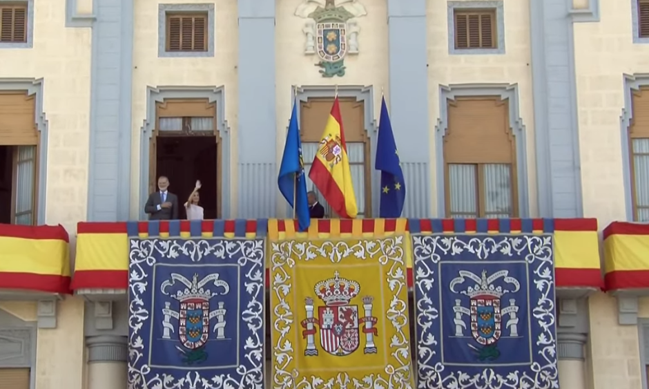 Los Reyes, Don Felipe y Doña Letizia, en el balcón de la Asamblea de Melilla