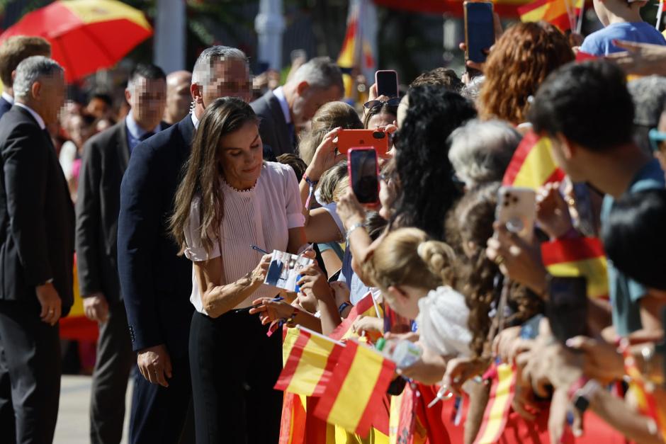 La Reina Letizia saluda a los ciudadanos de Melilla este miércoles