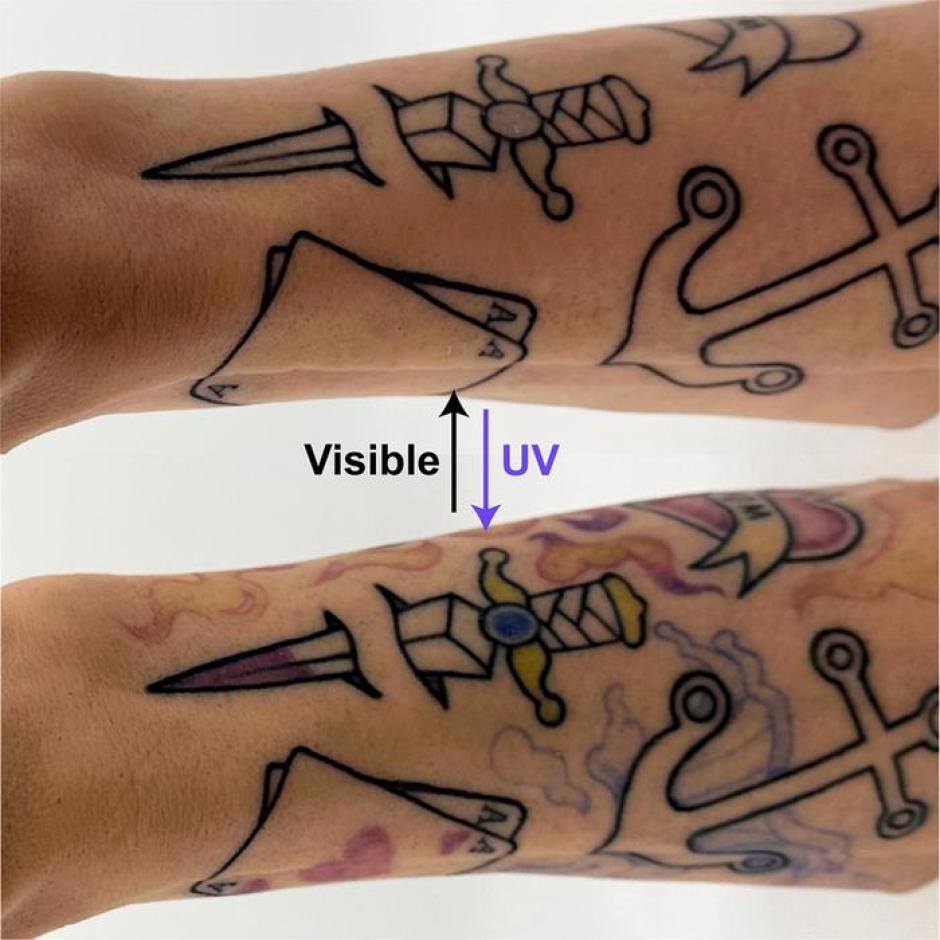 Tatuaje en el brazo antes y después de la activación de la luz