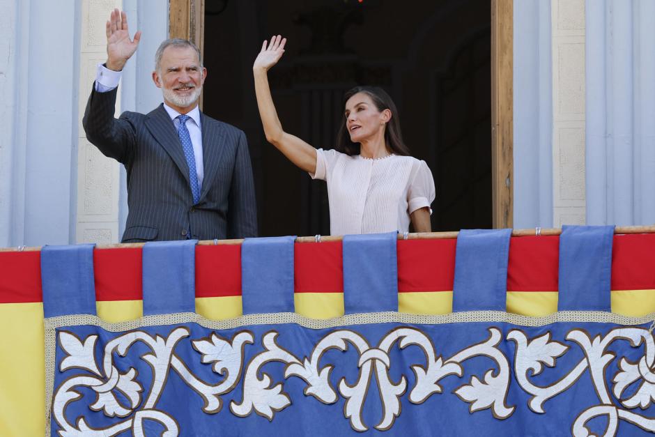 Felipe VI y Doña Letizia saludan desde el balcón de la Asamblea de Melilla