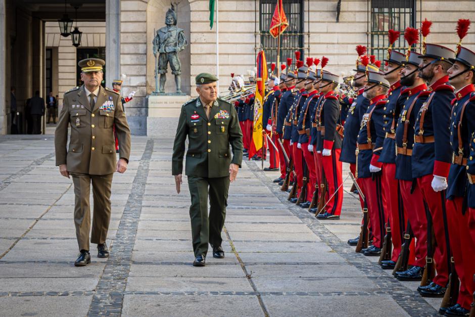 El Jefe de Estado Mayor del Ejército, general de ejército Amador Enseñat y Berea, recibe en Madrid al comandante del Ejército de Brasil, general de ejército Tomás Miguel Ribeiro Paiva