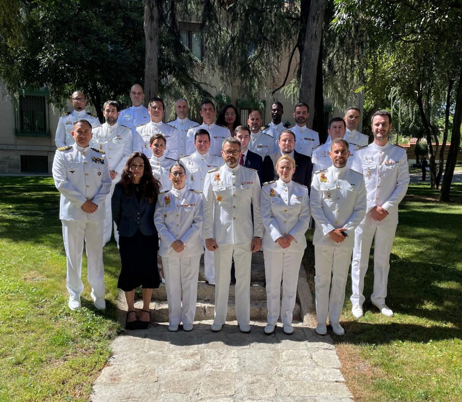 Foto de familia de los alumnos de un master del Centro de Estudios Superiores de Intendencia de la Armada (CESIA), con su director, el coronel Fernando Soto Maceiras