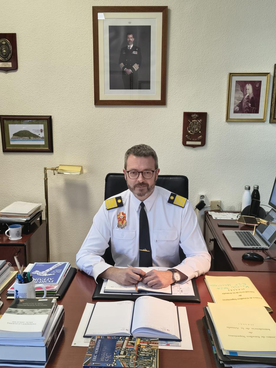 El coronel Fernando Soto Maceiras, director del Centro de Estudios Superiores de Intendencia de la Armada (CESIA), en su despacho