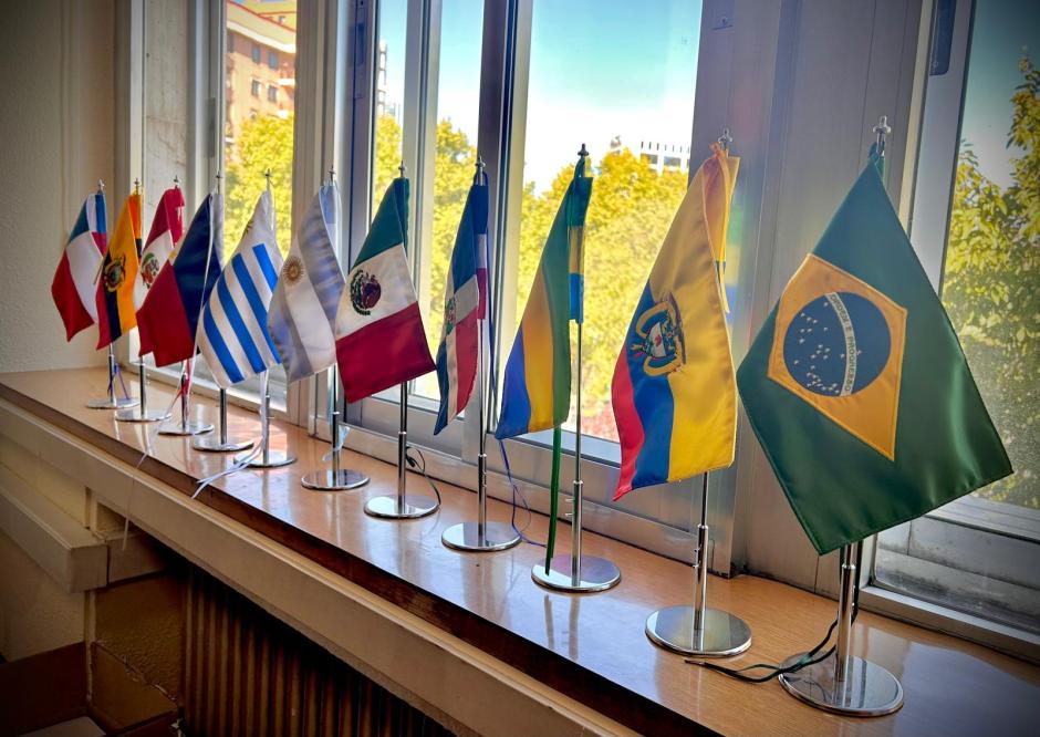 Banderas de diversos países cuyos alumnos han pasado por las aulas del CESIA