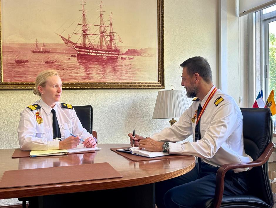 El Jefe de Estudios del Centro de Estudios Superiores de Intendencia de la Armada (CESIA), Teniente coronel López Castejón, y la Directora de Departamento, Comandante Martínez Moreno